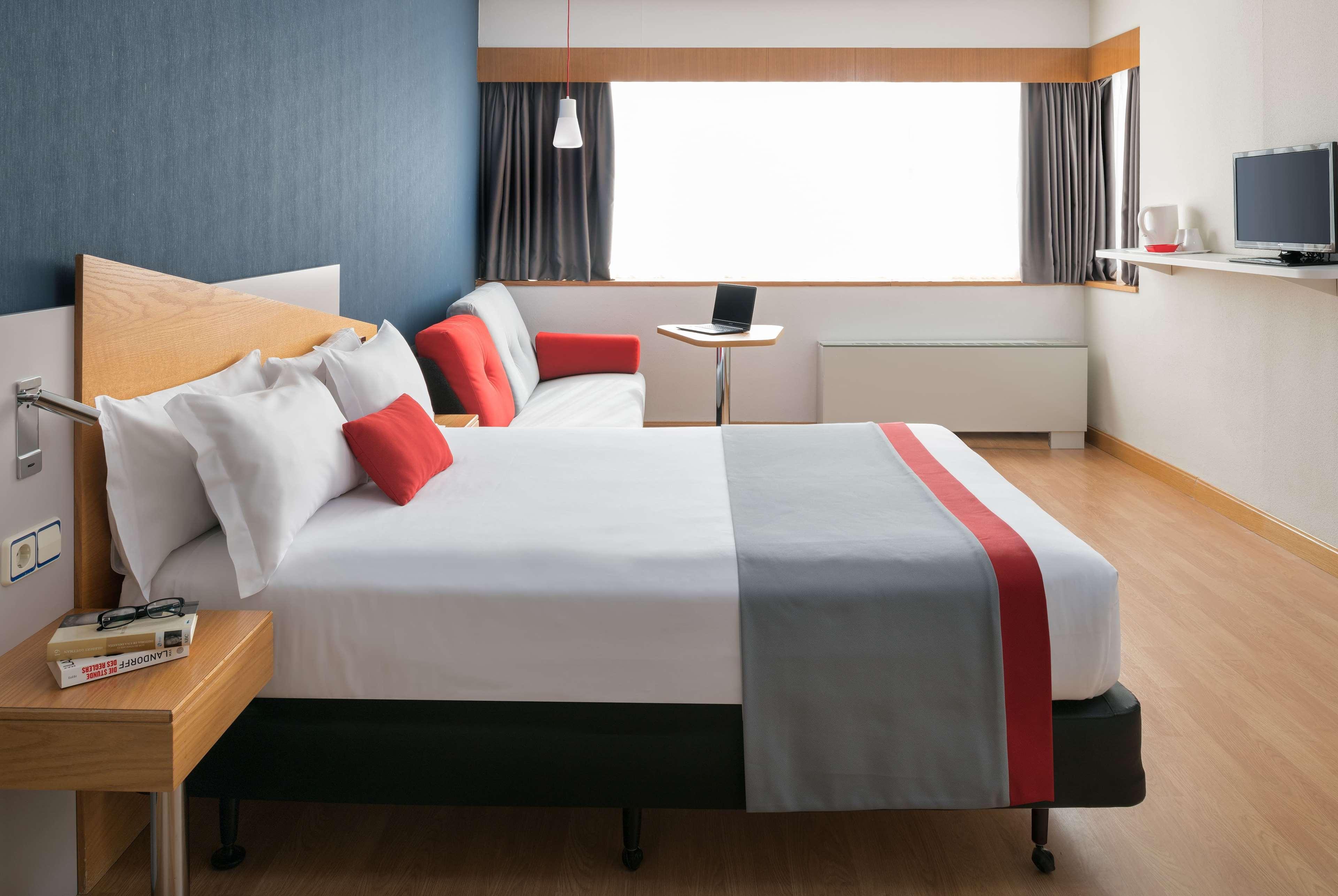 Ramada By Wyndham Madrid Tres Cantos Exterior foto