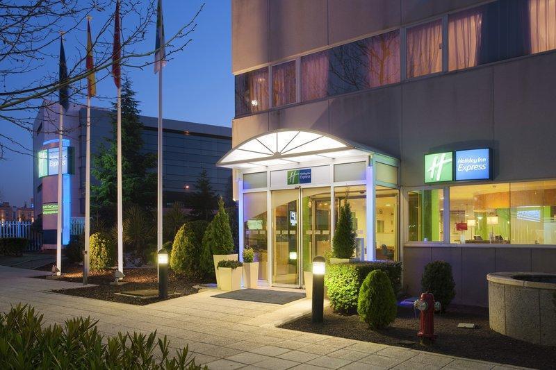 Ramada By Wyndham Madrid Tres Cantos Hotel Exterior foto