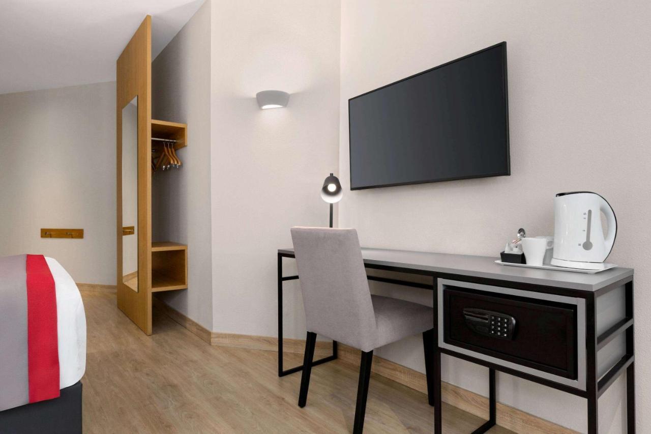Ramada By Wyndham Madrid Tres Cantos Exterior foto