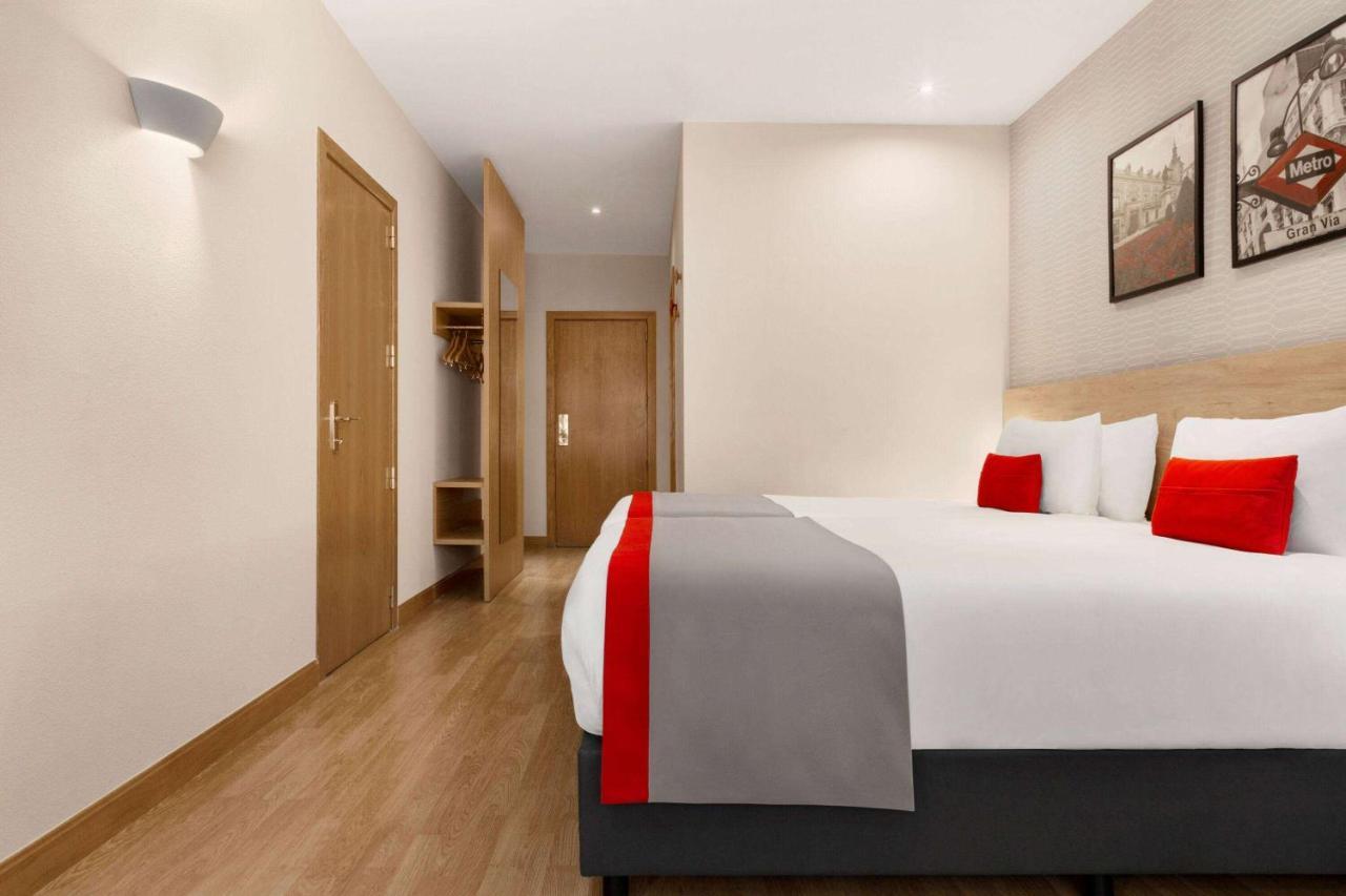 Ramada By Wyndham Madrid Tres Cantos Exterior foto