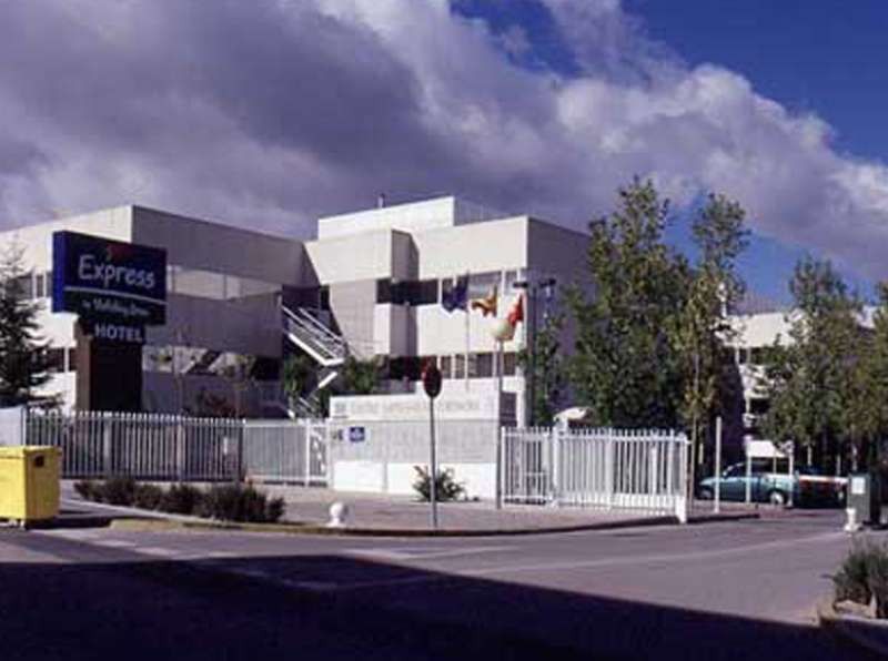 Ramada By Wyndham Madrid Tres Cantos Hotel Exterior foto