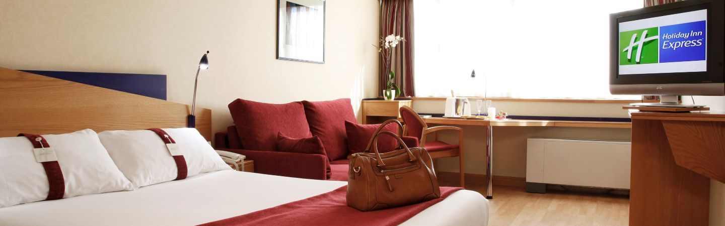 Ramada By Wyndham Madrid Tres Cantos Exterior foto